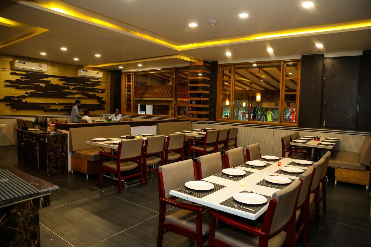Hotel Saheb Panvel Exteriér fotografie